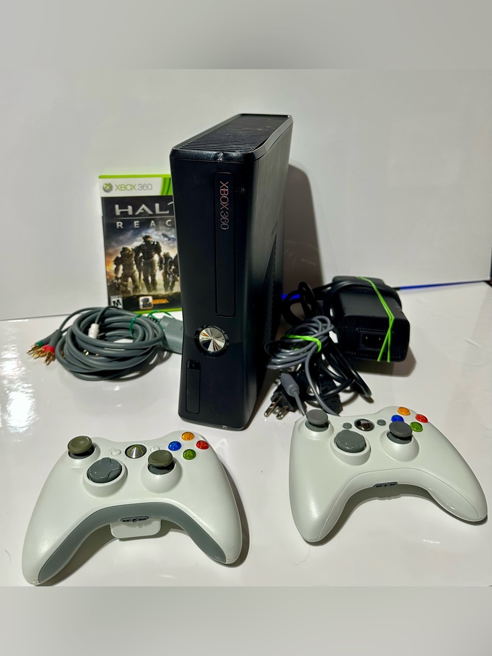 Xbox 360 S Slim 4GB 1439 Console Bundle 2 Controllers, Cables And Game Tested
